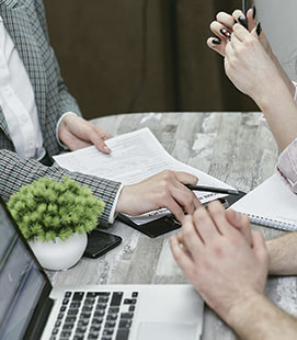 Trabajando en la oficina de la asesoría